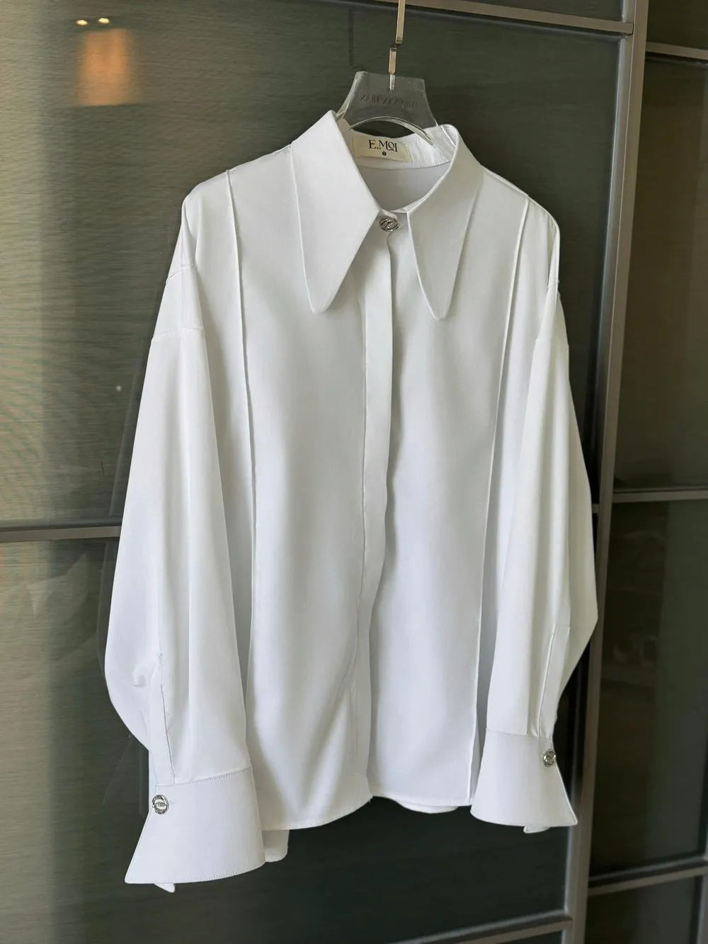 Straight Shirt with 3 Buttons with Pointed Collar and Hidden Flap — original E.MOL photograph 1