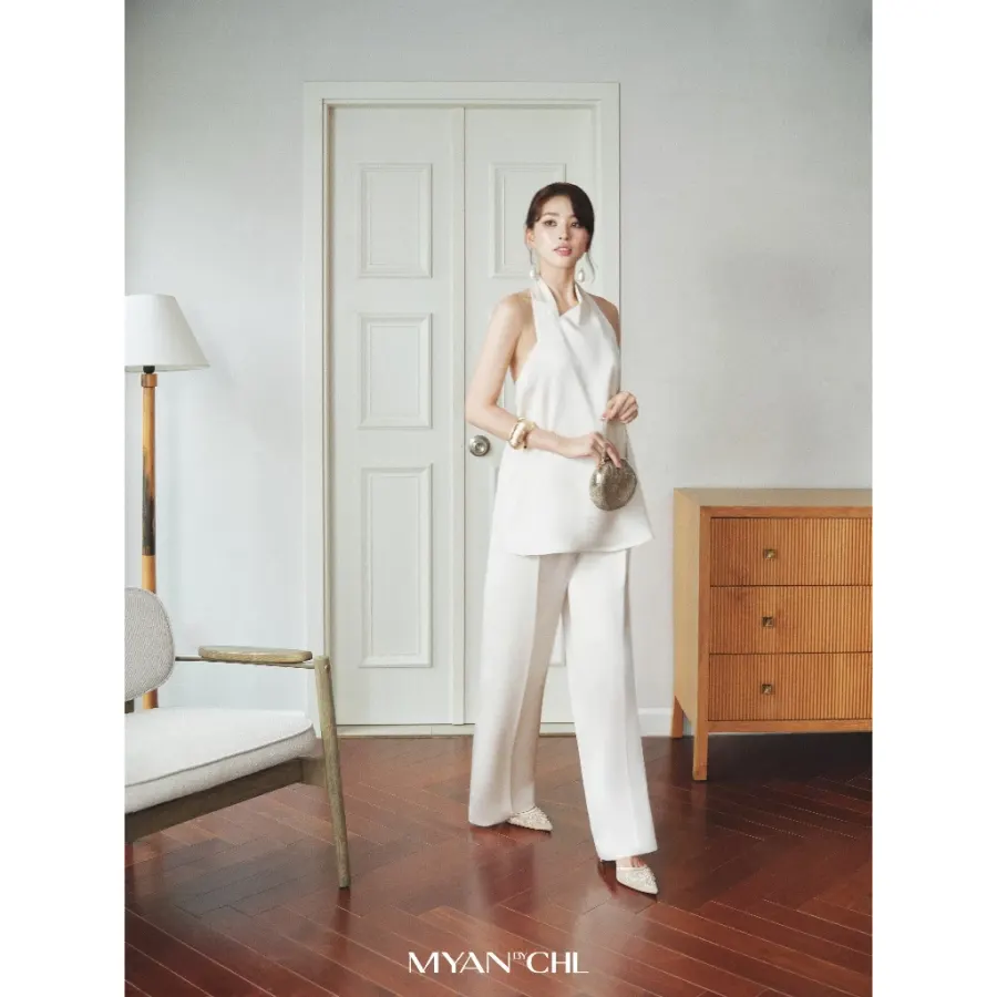 Long Wide-Leg Trousers with Diagonal Pockets in Cream
