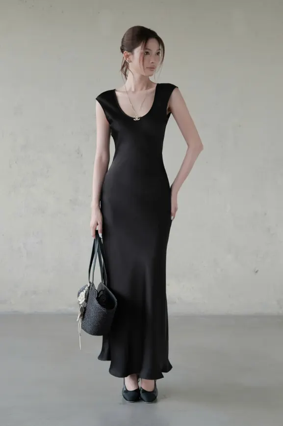 Louis Long Dress · RR25DD39 in Black — original RUBIES photograph