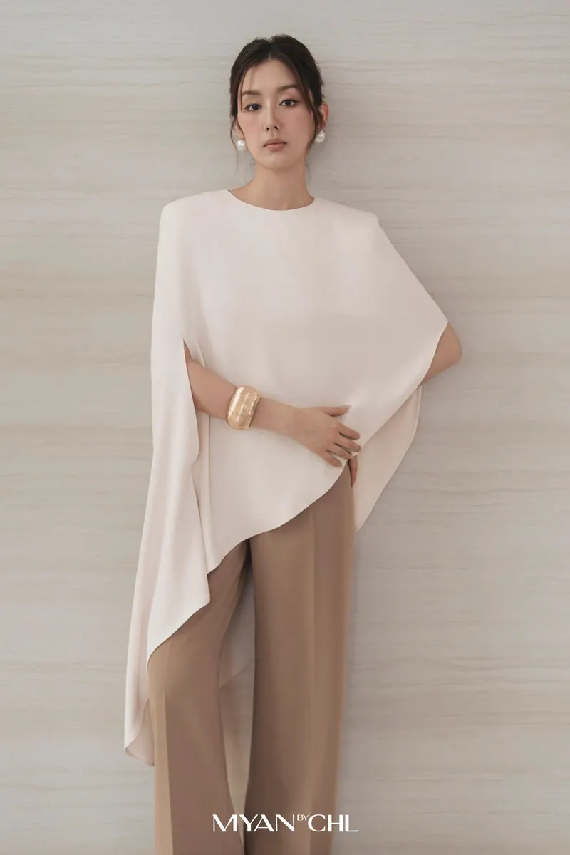 Off-The-Shoulder Shirt With Off-Shoulder Hem in Black