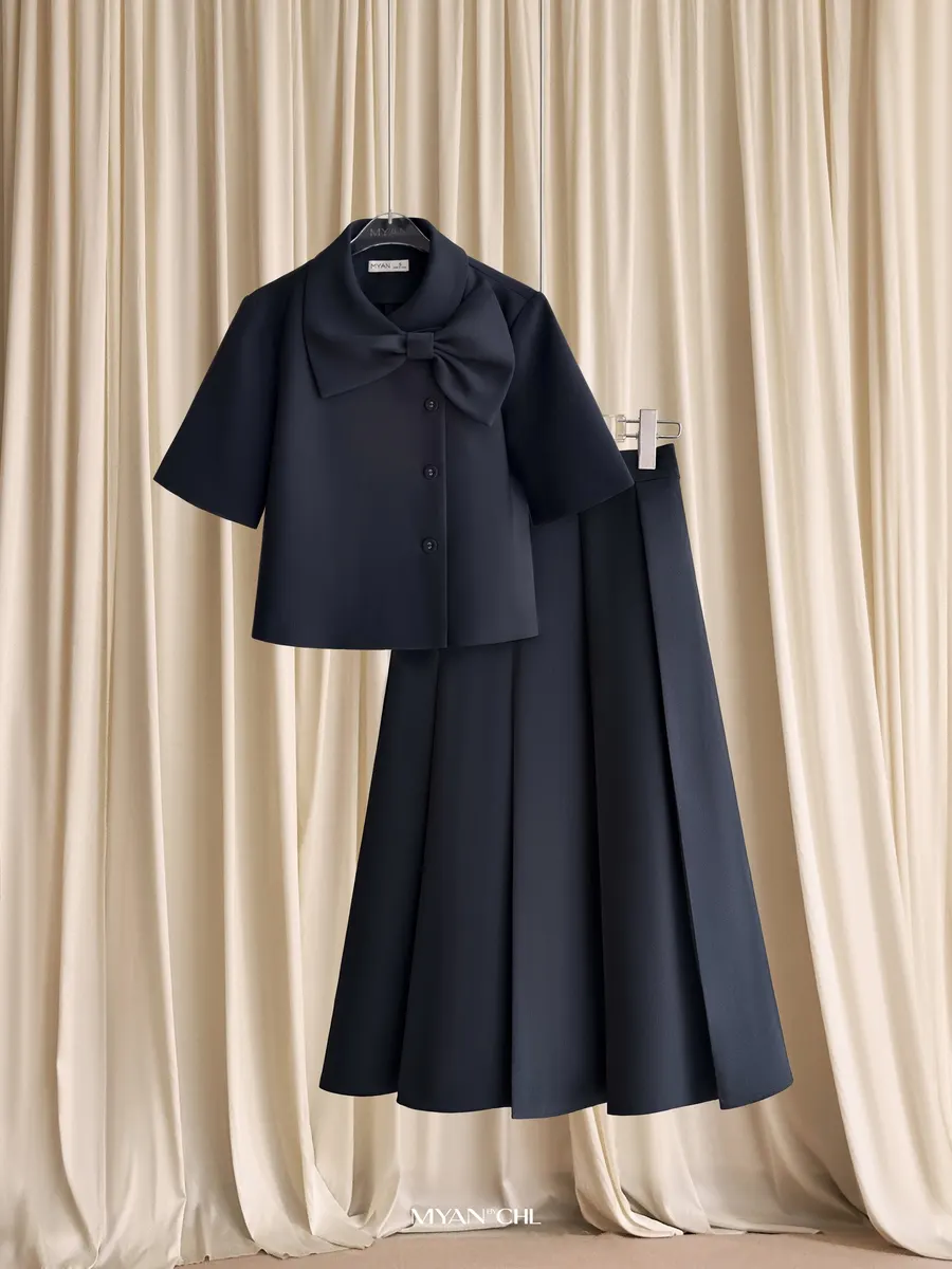 Short-Sleeve Bow-Collar Shirt in Blue