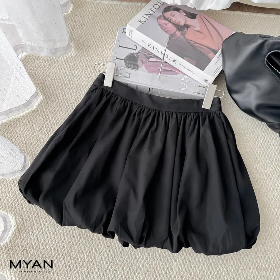 Short Balloon Skirt in Black