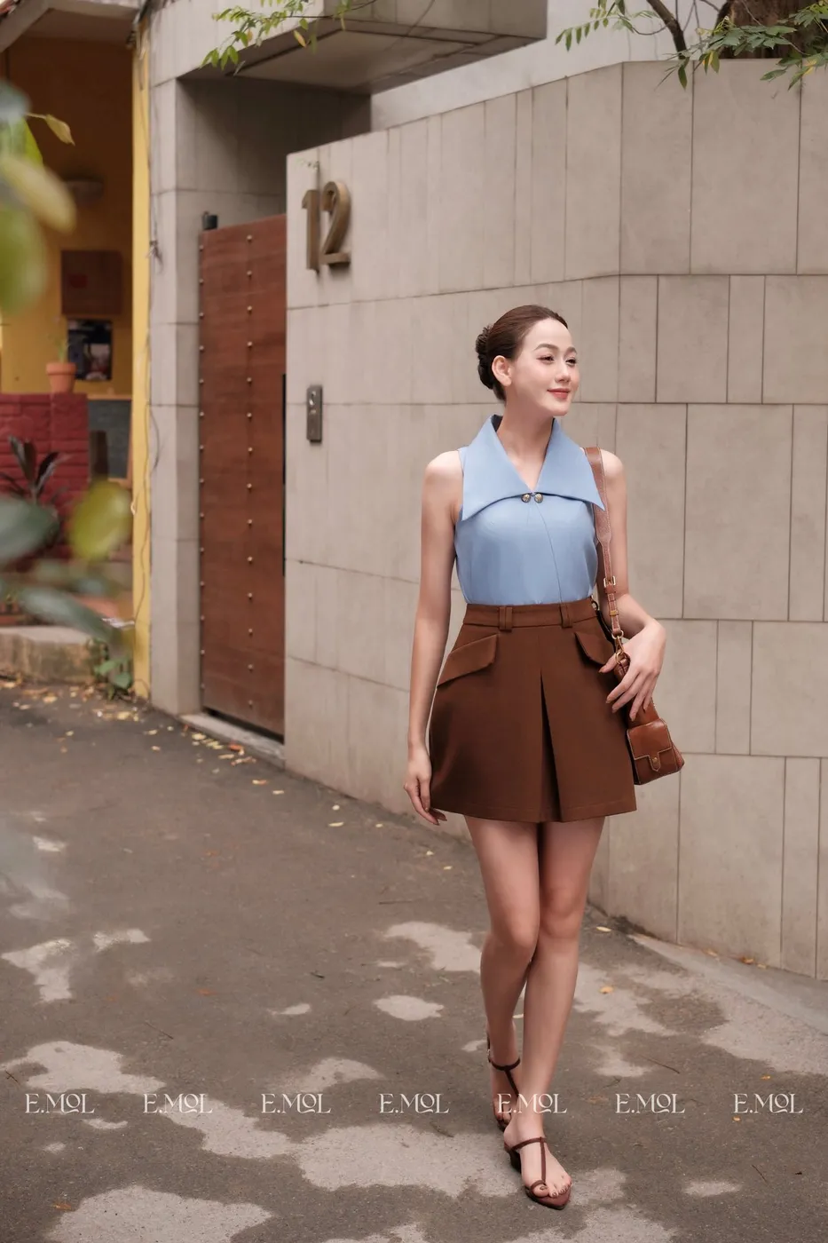 Sleeveless Turn-Down Collared Slip-On Shirt with 2 Neck Charms — original E.MOL photograph 1