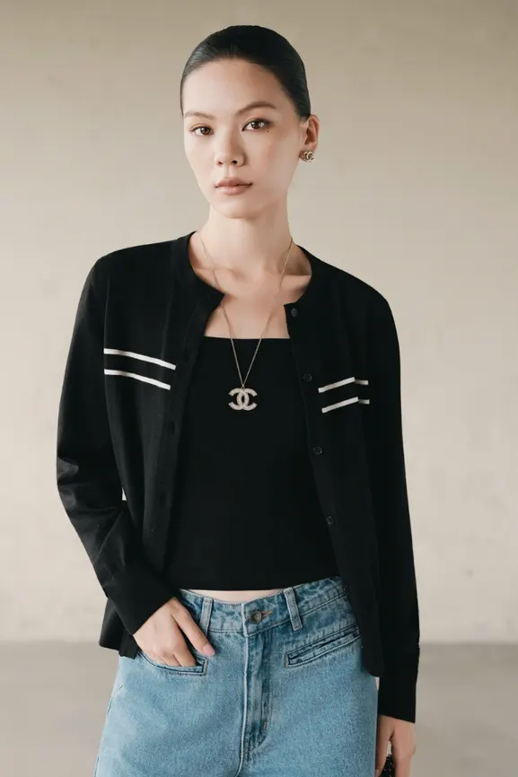 Suri T-Shirt · RR25AT11 in Black — original RUBIES photograph