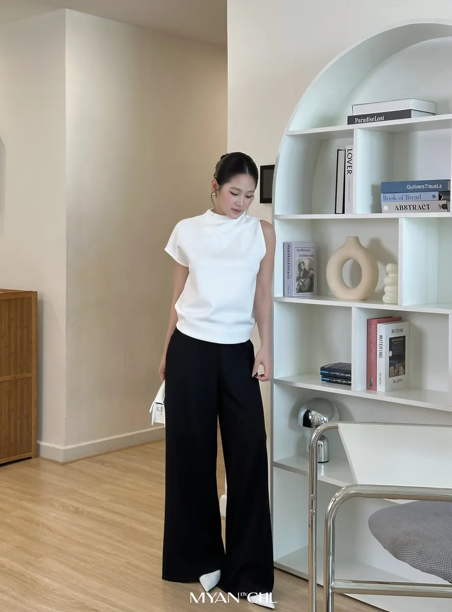 Wide-Leg Trousers with Shaped Waistband and Side Zip in Black