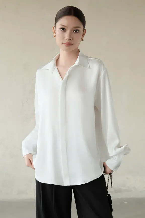 Lyn Shirt · RR25AS18 in White — original RUBIES photograph