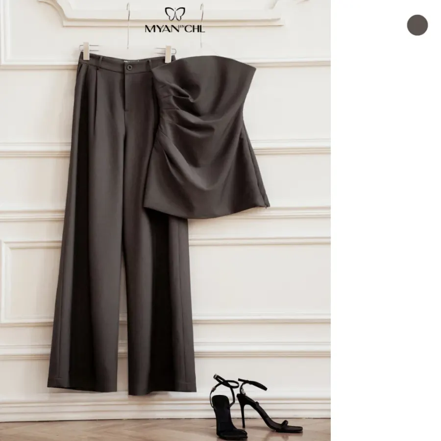 Twin-Pleat Wide-Leg Trousers in Black