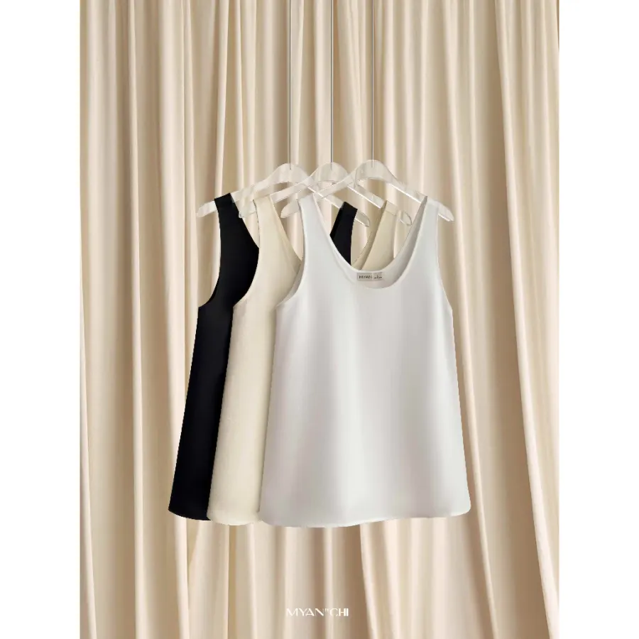 Loose U-Neck Tank Top in Black