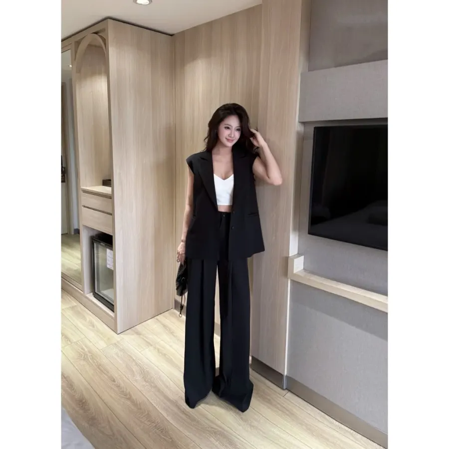 Relaxed Sleeveless Vest in Black